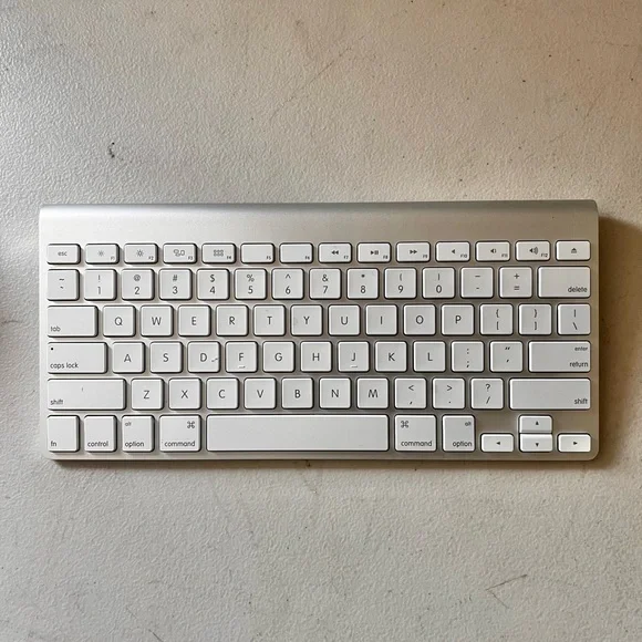 Original Apple Magic Keyboard (1) Bluetooth Wireless Model A1314 *Genuine Apple* - Picture 2 of 5